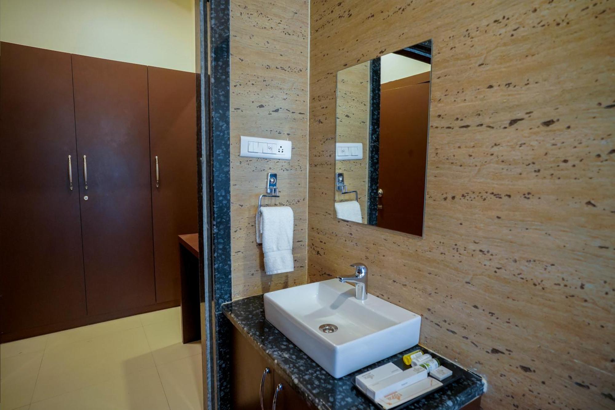 Tiger'S Trail Hotel & Food Court Kumbhalgarh Bagian luar foto